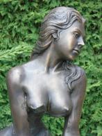 bronzen beeld van een naakte vrouw op haar knieën, moderne k, Tuin en Terras, Ophalen, Nieuw, Overige materialen, Overige typen