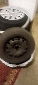 4 VW stalen velgen met banden 185 60 15 en 4 sierdeksels, 15 pouces, Pneus et Jantes, Véhicule de tourisme, 185 mm