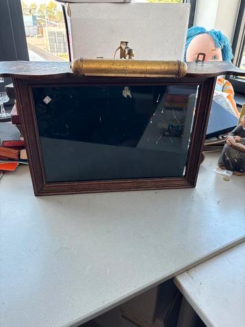 Antieke militaire vitrinekast met lamp (ca. 1930–1950) beschikbaar voor biedingen