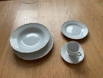 Porseleinen servies beschikbaar voor biedingen