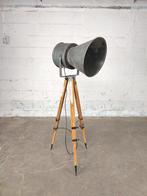 Industriële lamp op houten statief, Ophalen, ., Zo goed als nieuw, .