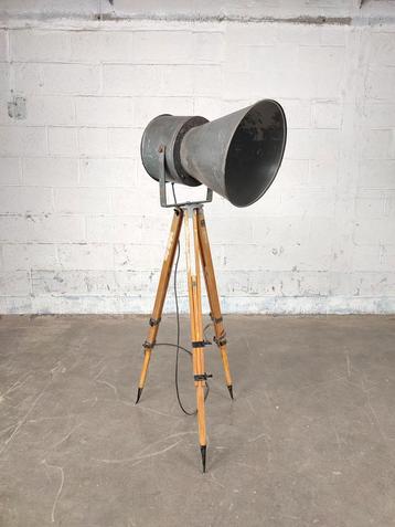 Industriële lamp op houten statief, Huis en Inrichting, Ophalen, ., Zo goed als nieuw, .