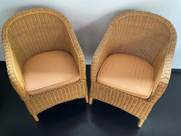 2 rotan zeteltjes met bijhorende kussens beschikbaar voor biedingen