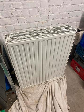 T33 Radiator met thermostaatkraan en beugels - 90H - 75B beschikbaar voor biedingen