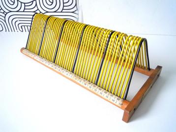 Vintage platenrekje uit Fifties beschikbaar voor biedingen