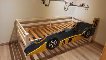Leuk auto kinderbed zonder matras beschikbaar voor biedingen