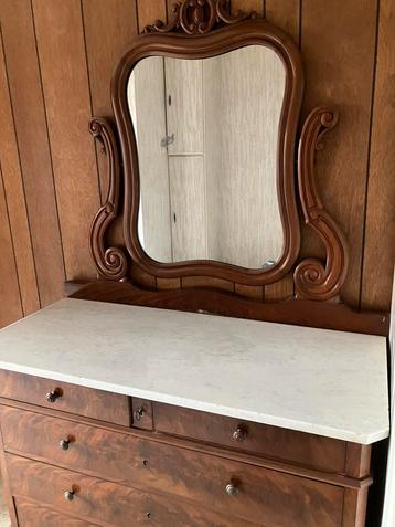 Antieke commode beschikbaar voor biedingen