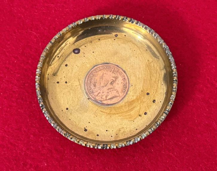 Petite Assiette en Laiton avec Pièce Inde 1912, Antiquités & Art, Antiquités | Bronze & Cuivre, Cuivre, Enlèvement ou Envoi