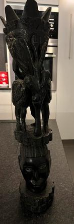 Statue/totem africain en bois sculpté à la main, Enlèvement