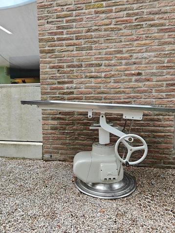 Brocante behandeltafel dierenarts beschikbaar voor biedingen