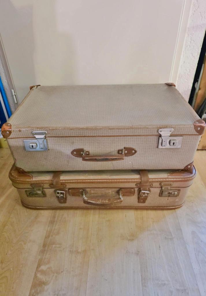 2 valises vintage, 65 cm et 70 cm, voir photos. Rétro, Antiquités & Art, Antiquités | Accessoires de maison, Enlèvement ou Envoi