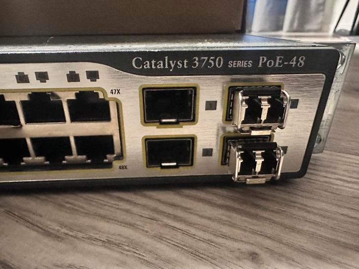 The Cisco Catalyst 3750 series Poe 48-port, Computers en Software, Netwerk switches, Zo goed als nieuw, Ophalen of Verzenden