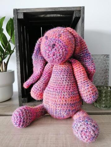Schattig gehaakt konijn roze beschikbaar voor biedingen