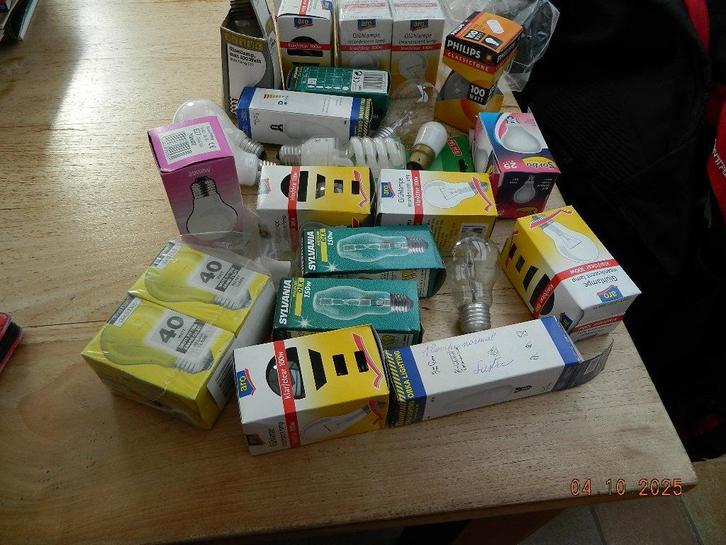 GRATIS  26  gloeilampen  zie  FOTOS     Afhalen Regio IEPER, Huis en Inrichting, Lampen | Losse lampen, Nieuw, Gloeilamp, E27 (groot)