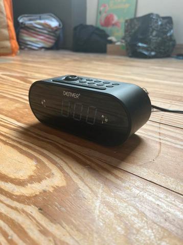 Wekkerradio (met projector), Electroménager, Réveils, Enlèvement ou Envoi, Comme neuf