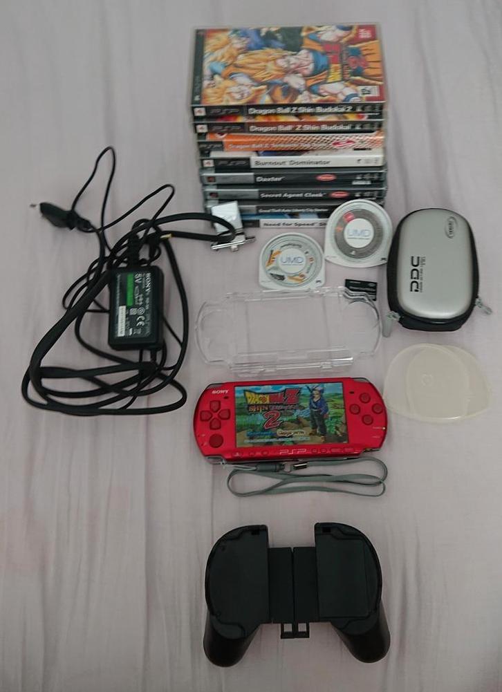 PSP 3004 Wifi - spécial Red Édition +accessoires et 9Jeux, Games en Spelcomputers, Spelcomputers | Sony PSP, Gebruikt, PSP, Met games