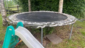 Trampoline gratis af te halen beschikbaar voor biedingen