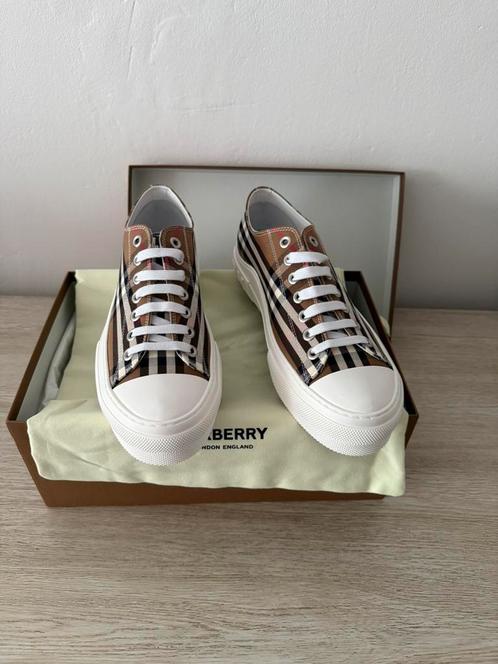 Burberry schoenen maat 42/43, Kleding | Heren, Schoenen, Nieuw, Sneakers, Bruin, Ophalen of Verzenden