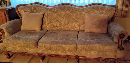 Salon met houtsnijwerk en stoffen kussens, Huis en Inrichting, Zetels | Zetels, Gebruikt, Rechte bank, Hout, Stof, Ophalen