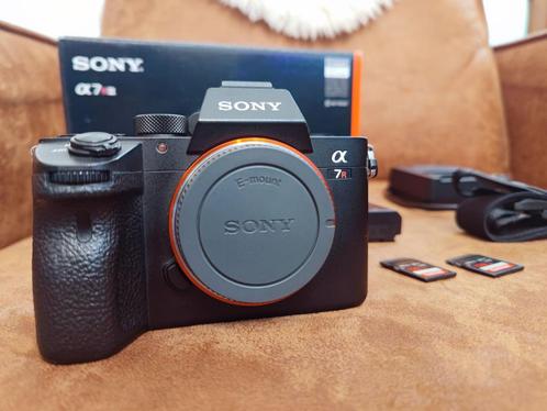 Sony A7R III + 2 SD-kaarten van 256 GB + Meike Grip, Audio, Tv en Foto, Fotocamera's Digitaal, Gebruikt, Spiegelreflex, Sony, Geen optische zoom