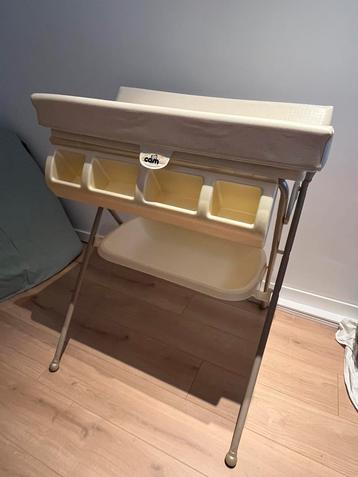 Verzorgings en bad tafel beschikbaar voor biedingen