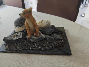 Schattig Miniatuur Hondje op Stenen Plateau beschikbaar voor biedingen