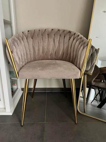 2 stuks suede stoelen + tafel, Huis en Inrichting, Stoelen, Ophalen, Zo goed als nieuw