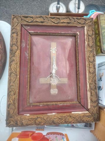 Kruisbeeld onder genomineerd glas, Enlèvement