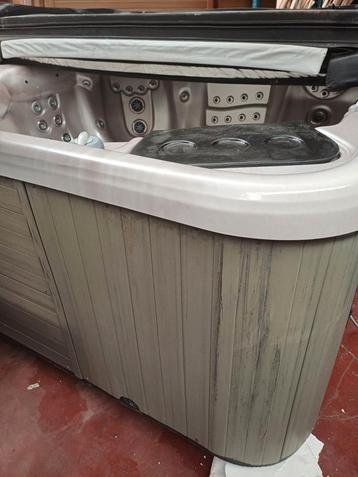 Jacuzzi gratis geleverd geplaatst  beschikbaar voor biedingen