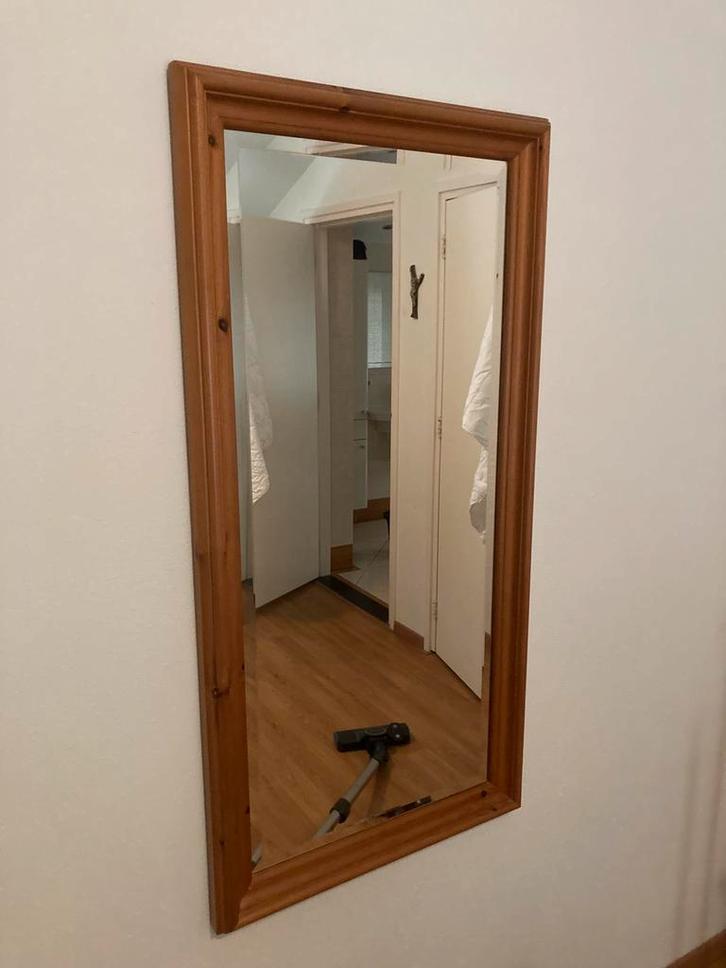 Mooie spiegel met lijst van grenen hout, Huis en Inrichting, Woonaccessoires | Spiegels, Zo goed als nieuw, 50 tot 75 cm, 100 tot 150 cm