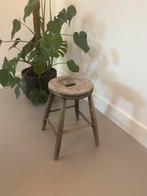 Oud houten krukje met karakter, Huis en Inrichting, Krukjes, Ophalen, Zo goed als nieuw, Hout