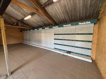 Winkelrekken met verlichting beschikbaar voor biedingen