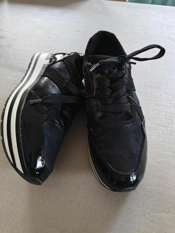 Zwarte veterschoenen met witte omranding dames beschikbaar voor biedingen