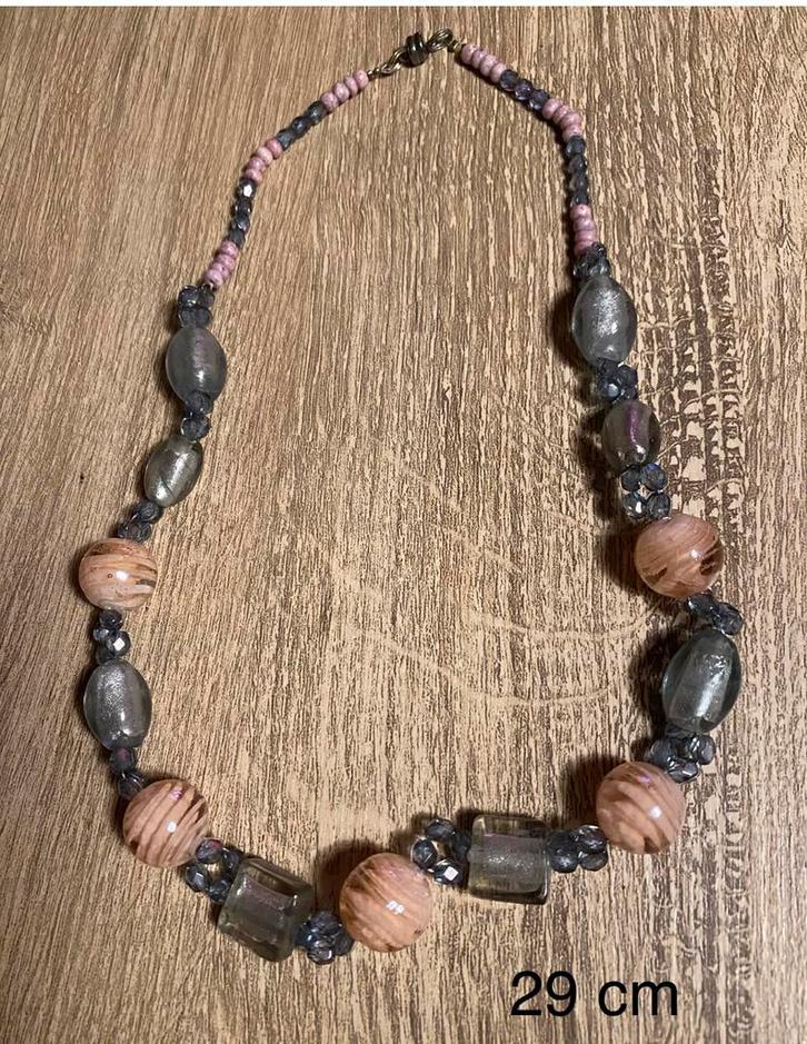 Mooie grijze-roze ketting - 29 cm, Bijoux, Sacs & Beauté, Colliers, Comme neuf, Rose, Enlèvement ou Envoi