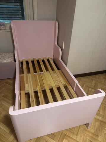 Meegroeibed met matras beschikbaar voor biedingen