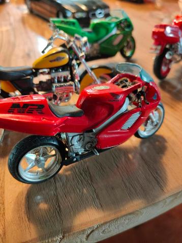 Vintage motor schaal 1/18 prijs is 10 euro per model  beschikbaar voor biedingen