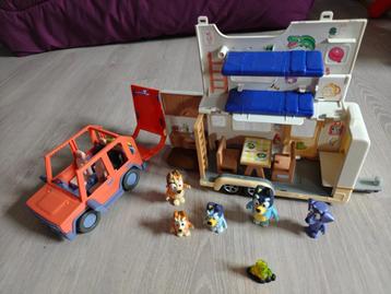 Bluey auto en kamper speelset: 30 euro.  beschikbaar voor biedingen