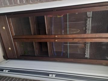 Vitrinekast beschikbaar voor biedingen