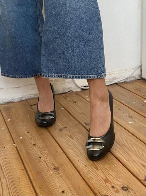 Marco Tozzi Pump | Maat 40 | Zwart met metalen detail, Vêtements | Femmes, Chaussures, Comme neuf, Chaussures basses, Noir, Enlèvement ou Envoi