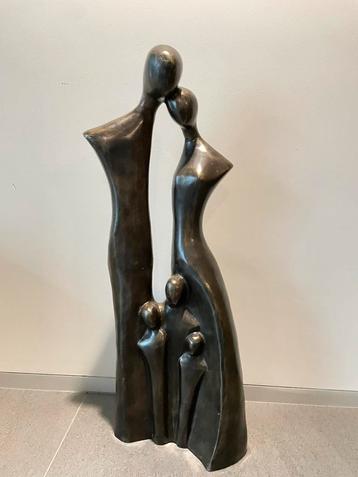 Abstract bronzen beeld koppel beschikbaar voor biedingen