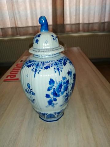 mooie antieke delfts blauwe vaas met deksel  beschikbaar voor biedingen