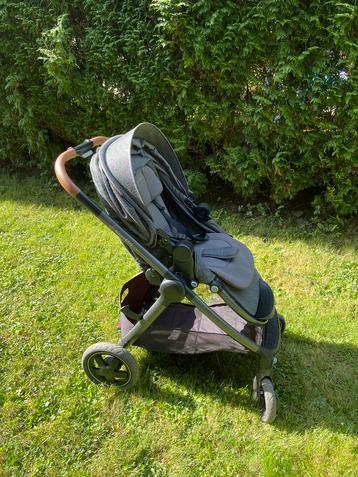 Poussette Maxi-Cosi Adorra avec nacelle et accessoires disponible aux enchères