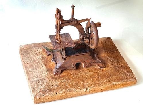 Zeer oude gietijzeren kindernaaimachine - speel, Antiek en Kunst, Antiek | Naaimachines, Ophalen of Verzenden
