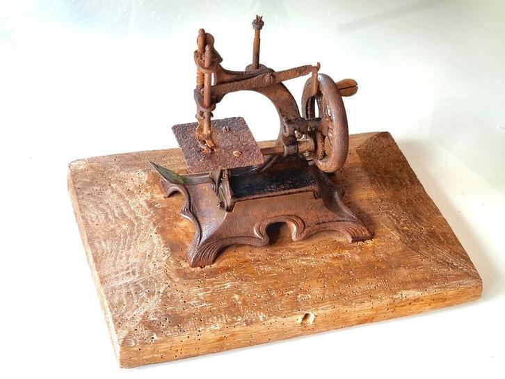 Zeer oude gietijzeren kindernaaimachine - speel, Antiek en Kunst, Antiek | Naaimachines, Ophalen of Verzenden