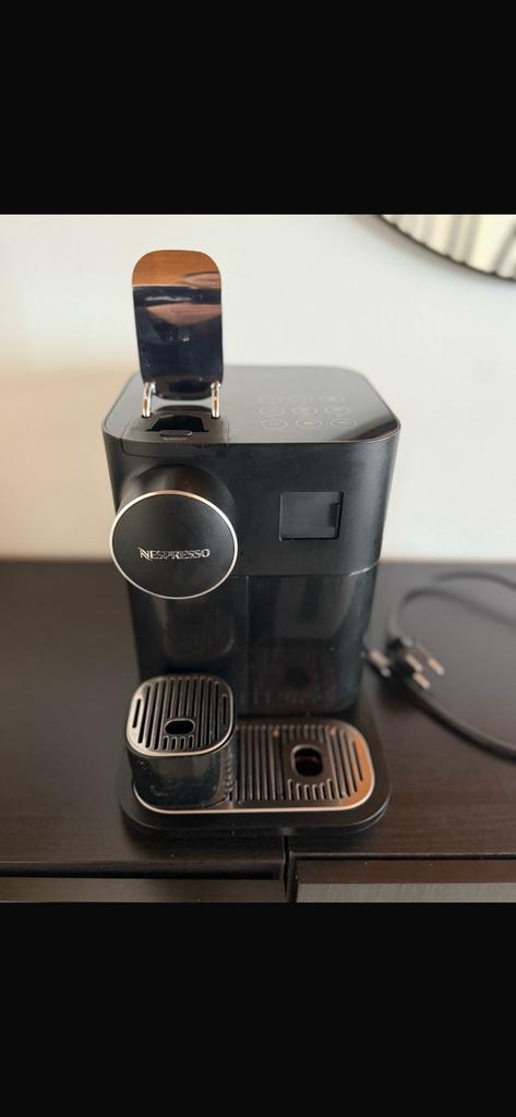 Nespresso Gran Lattisima koffiezet, Elektronische apparatuur, Koffiezetapparaten, Zo goed als nieuw, Koffiepads en cups, Espresso apparaat