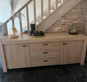 Zeer mooie en stevige houten kast – uitstekende staat beschikbaar voor biedingen