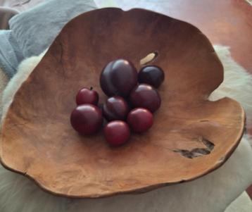 Schaal in het hout met bollen  beschikbaar voor biedingen
