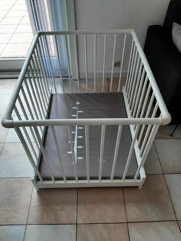 kinderpark met quax speelmat en matrasje met overtrek erbij beschikbaar voor biedingen