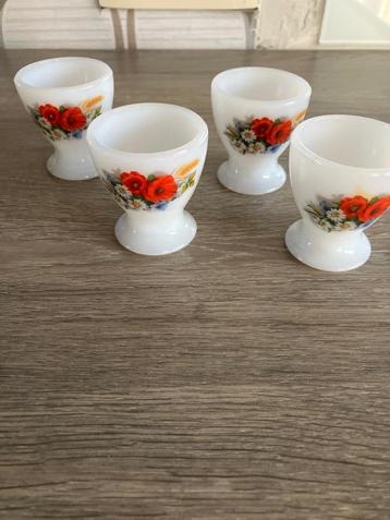 Vintage eierdopjes beschikbaar voor biedingen
