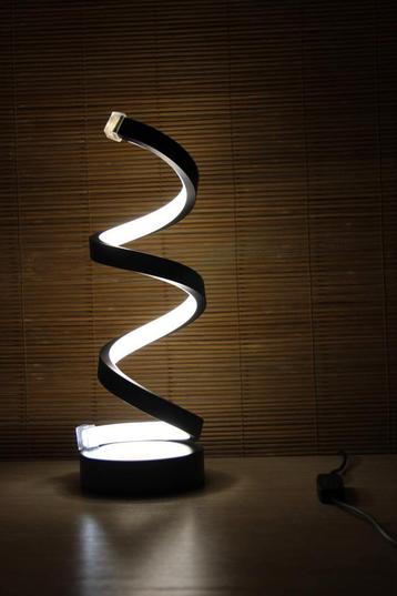 Mooi dimbaar bedlampje, 3 kleuren beschikbaar voor biedingen